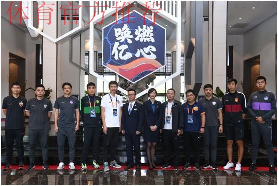 中超联赛苏州赛区举行球衣赠送活动向蓝区酒店致谢